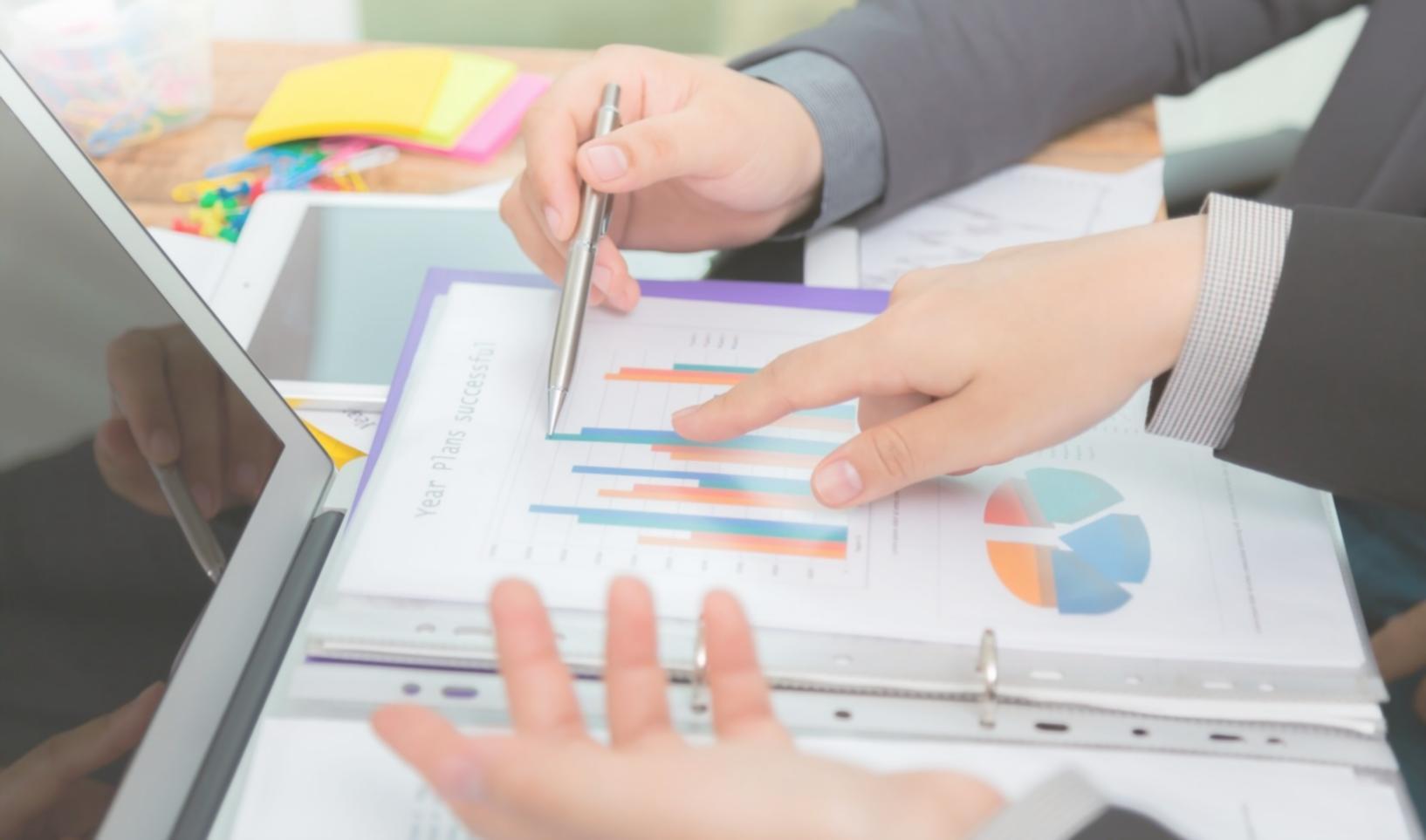 Estudiante aprendiendo gestión financiera